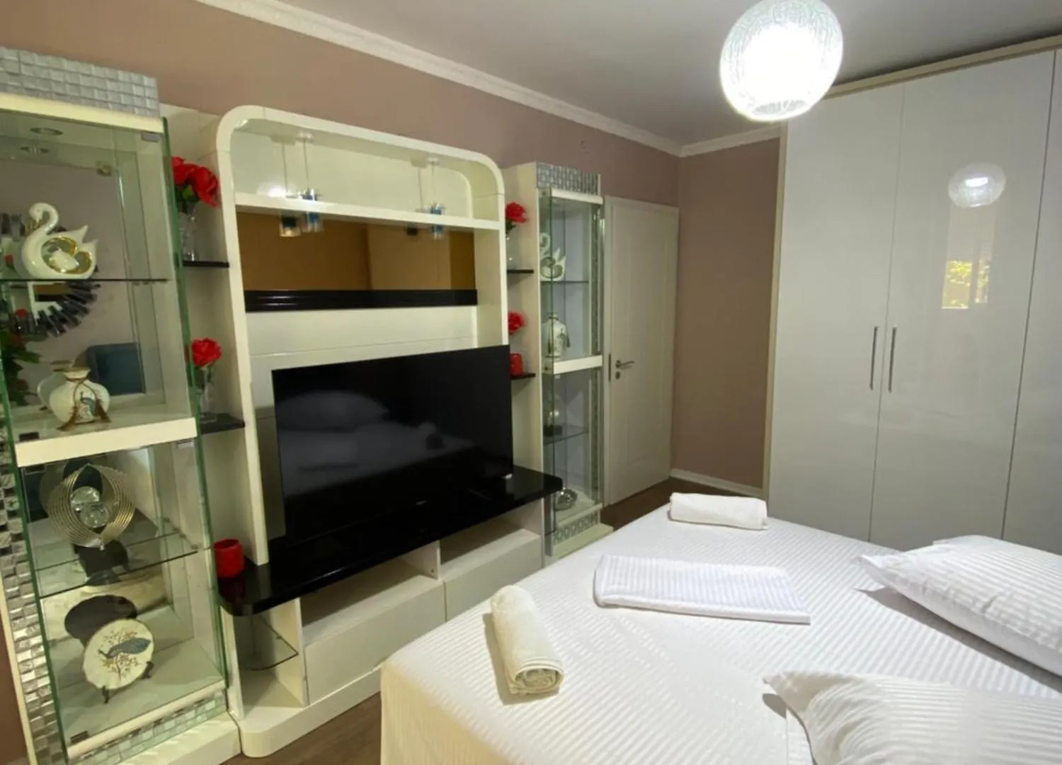 Cenis Apartment 티라나