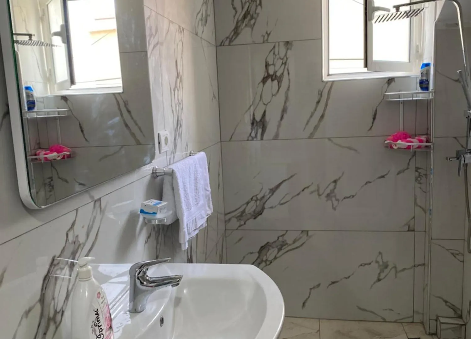 Cenis Apartment 티라나